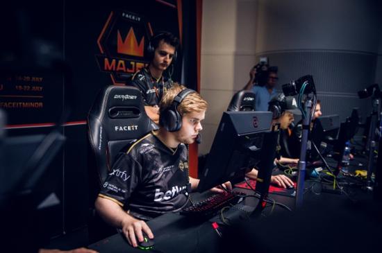 网易新游头号追击上线 结合MOBA英雄射击与吃鸡玩法